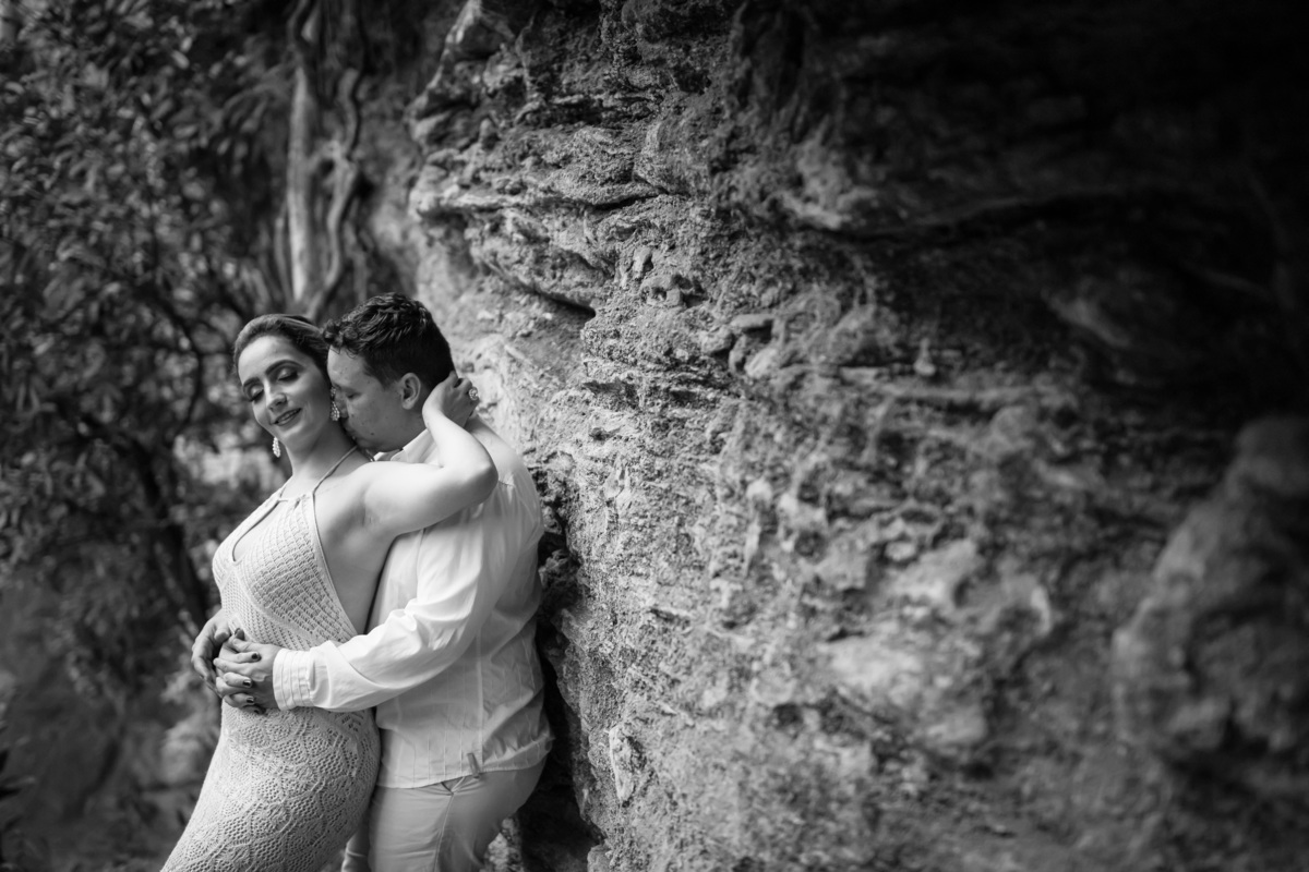 noivos abracados no espirito santo em um ensaio realizado pela sotter fotografia fotografos de casamento