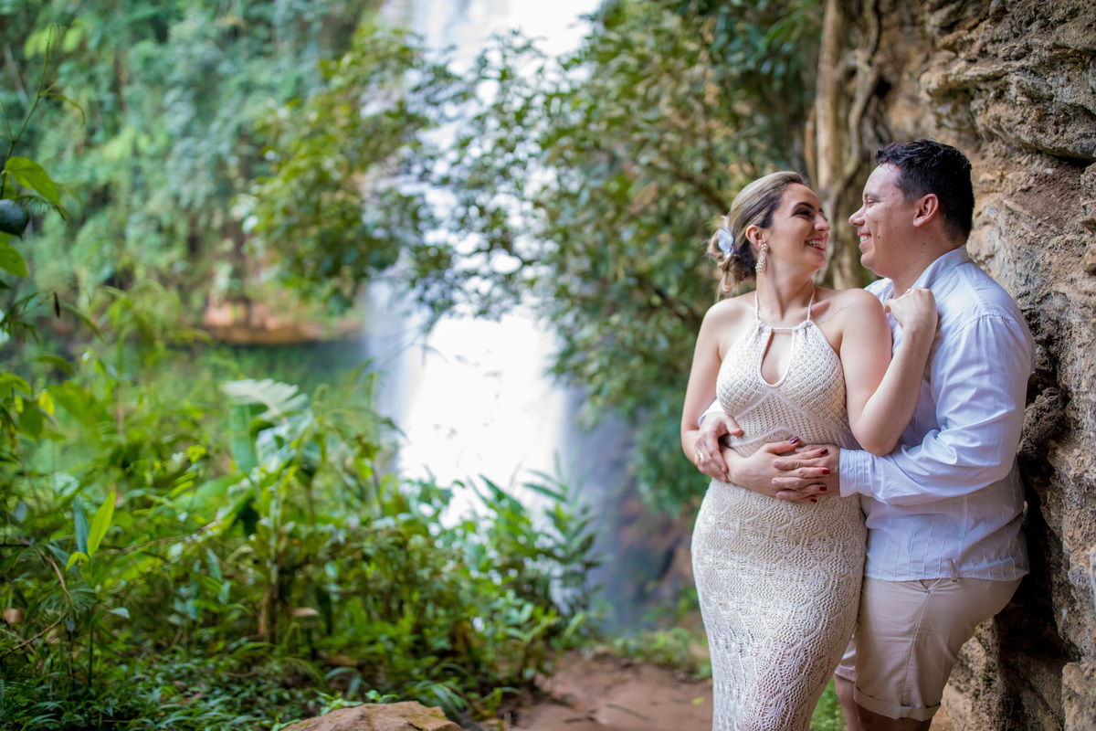 ensaio fotografico casal de noivos abracados em save the date para casamento da sotter fotografia 