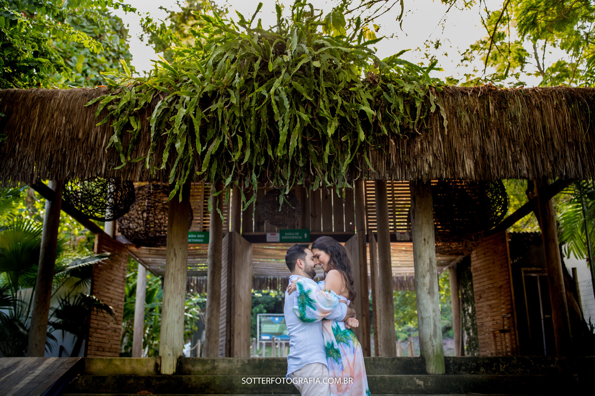 casal abraçado no uiki paracho sotter fotografia save the date 