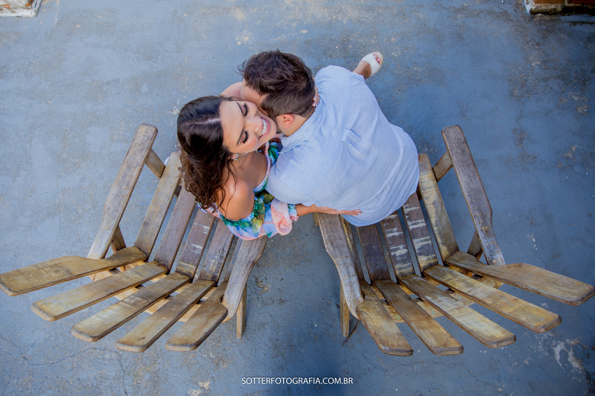 duas cadeiras e um casal apaixonado sotter fotografia 