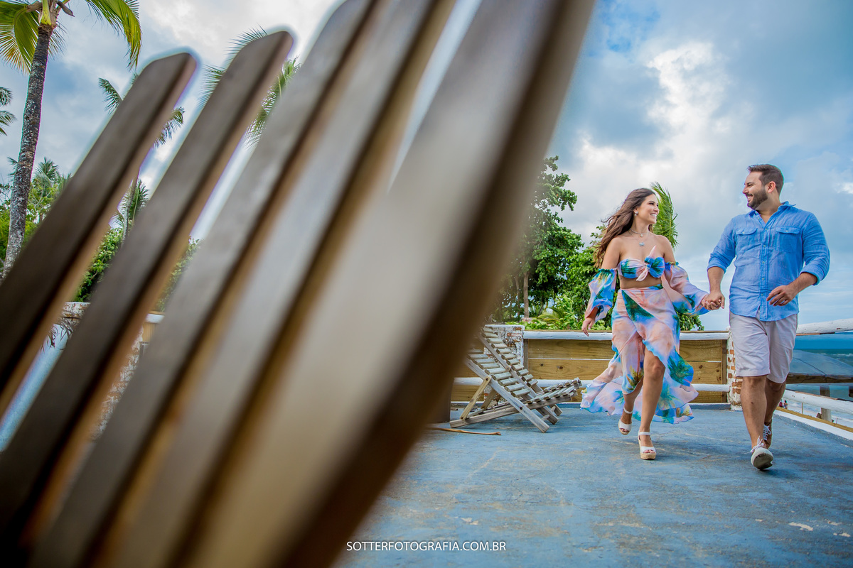 casal correndo e sorrindo pre casamento arraial dajuda sotter fotografia 
