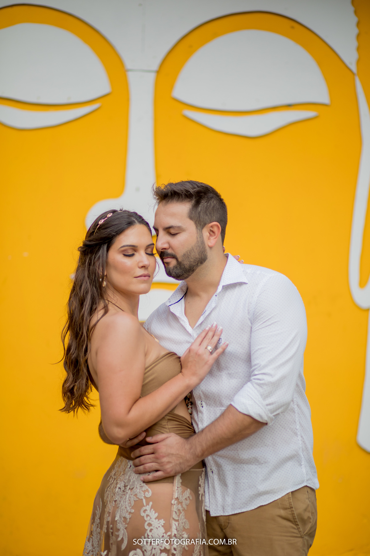noivos apaixonados realizando um ensaio romantico antes do casamento em arraial dajuda pela equipe de fotografos da sotter fotografia 