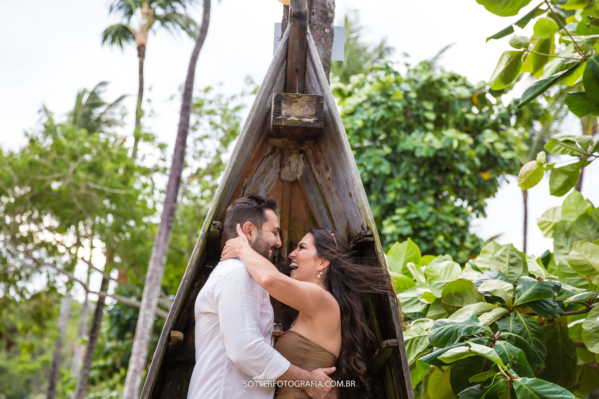 casal em um barco em pe arraial dajuda bahia ensaio pre casamento sotter fotografia 