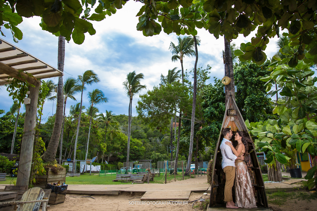paisagem linda um barco em pe com varios coqueiros por perto ensaio realizado na natureza praia 