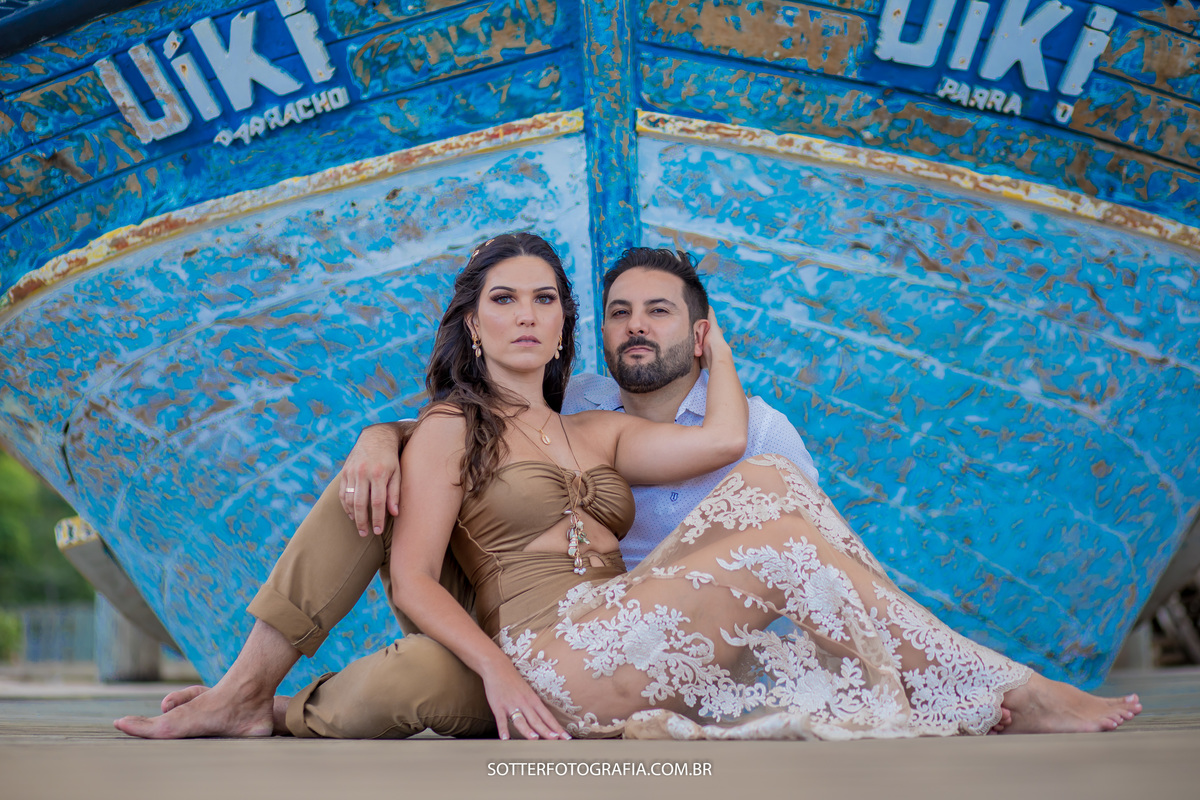 sotter fotografia ensaio pre casamento na praia com barco de fundo
