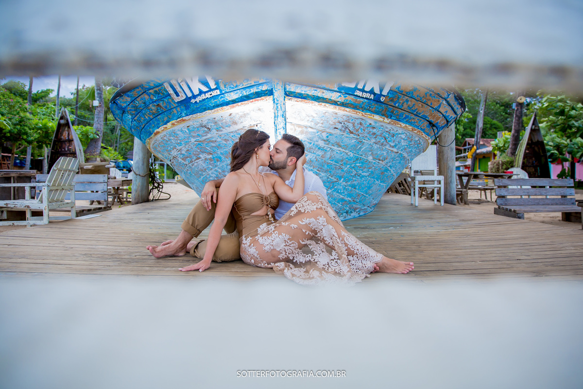 ensaio pre casamento com um barco azul  de cenario na praia sotter fotografia 
