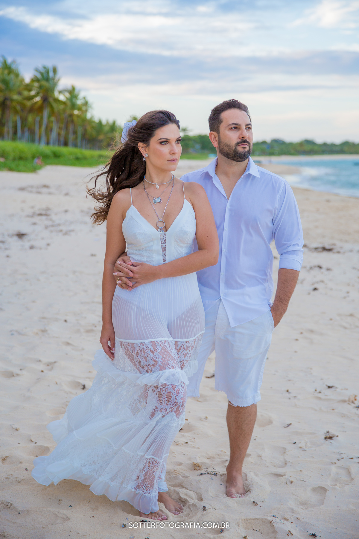 noivos de branco realizando um ensaio pre casamento em arraial dajuda com a equipe sotter fotografia 