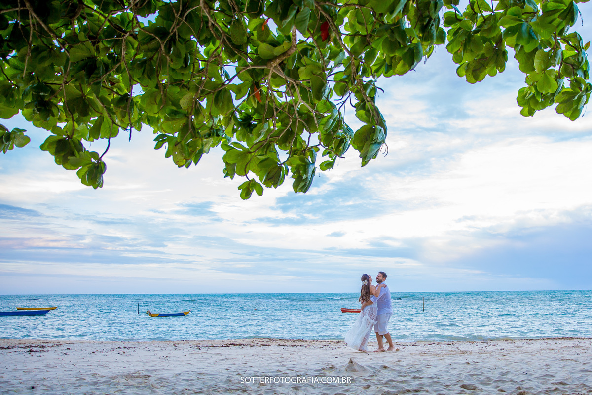 noivos escolheram as praias de arraial dajuda para realizarem o ensaio pre casamento sotter fotografia