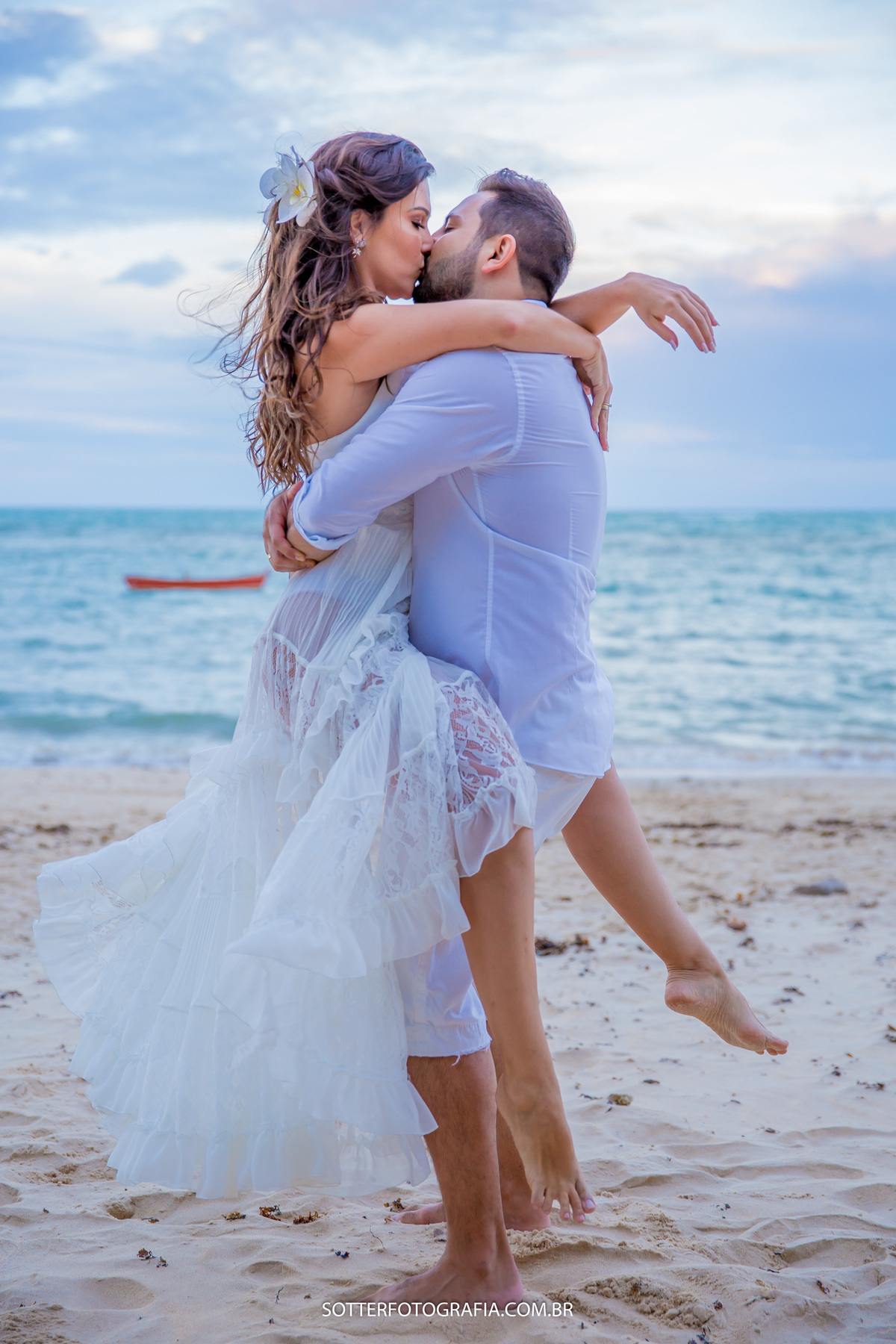 noivos que se amam na praia fotografando para sotter fotografia 