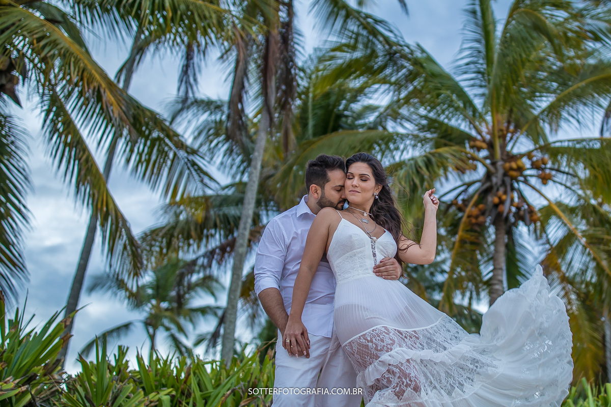 noiva jogando o vestido ao vento foto linda da sotter fotografia 