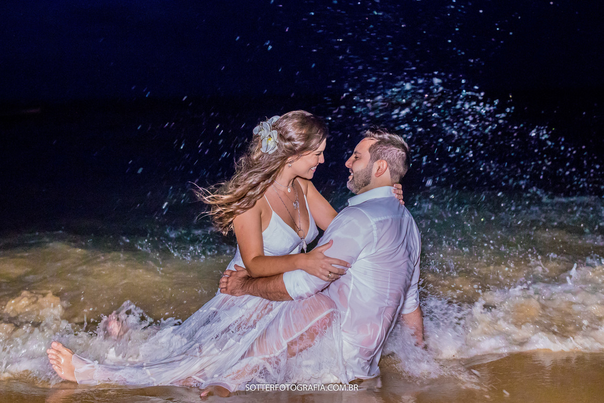 casal no mar a noite realizando ensaio pre casamento sotter fotografia trancoso arraial dajuda 