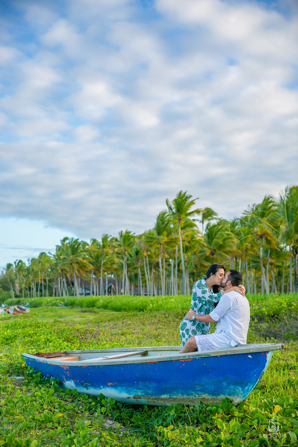 sotter fotografia fotografo de casamento em trancoso e arraial dajuda realizando ensaio save the date na praia casal feliz dias antes do wedding