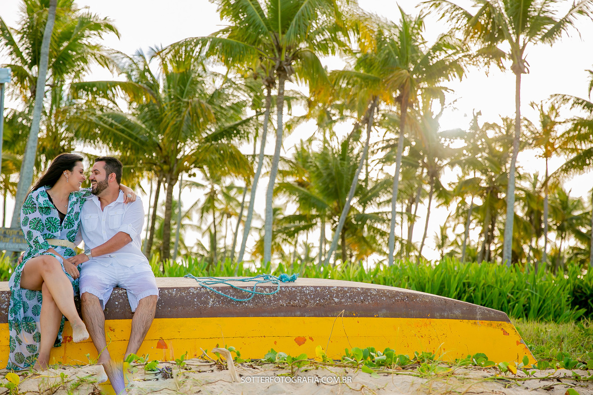 sotter fotografia fotografo de casamento em trancoso e arraial dajuda realizando ensaio save the date na praia casal feliz dias antes do wedding