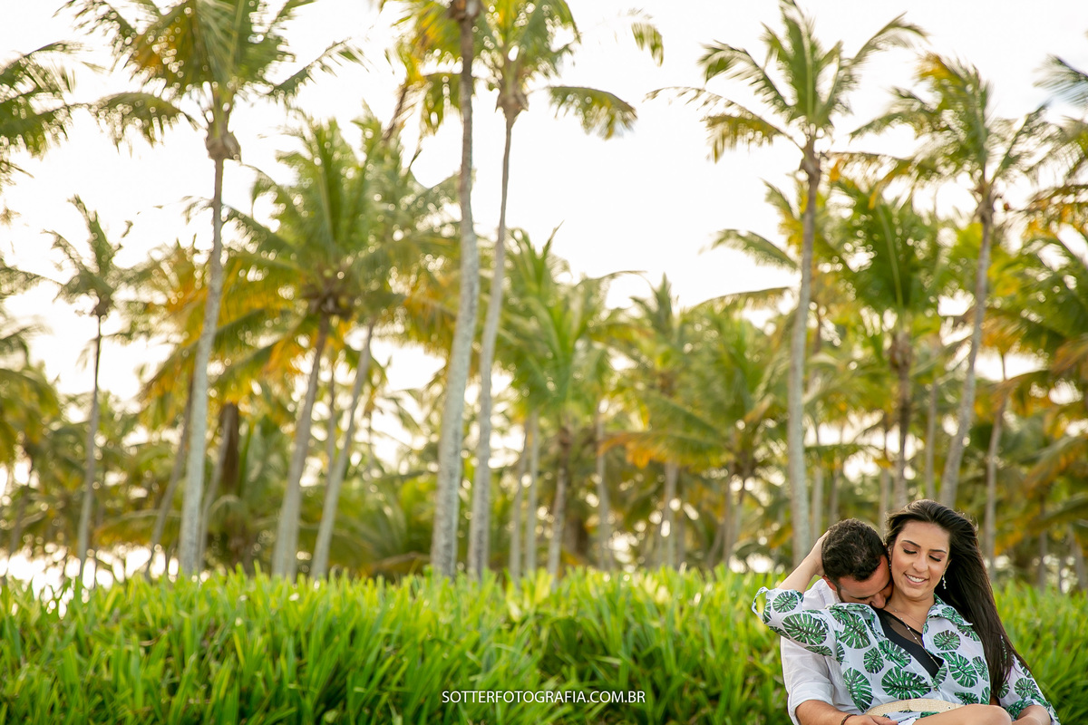 sotter fotografia fotografo de casamento em trancoso e arraial dajuda realizando ensaio save the date na praia casal feliz dias antes do wedding
