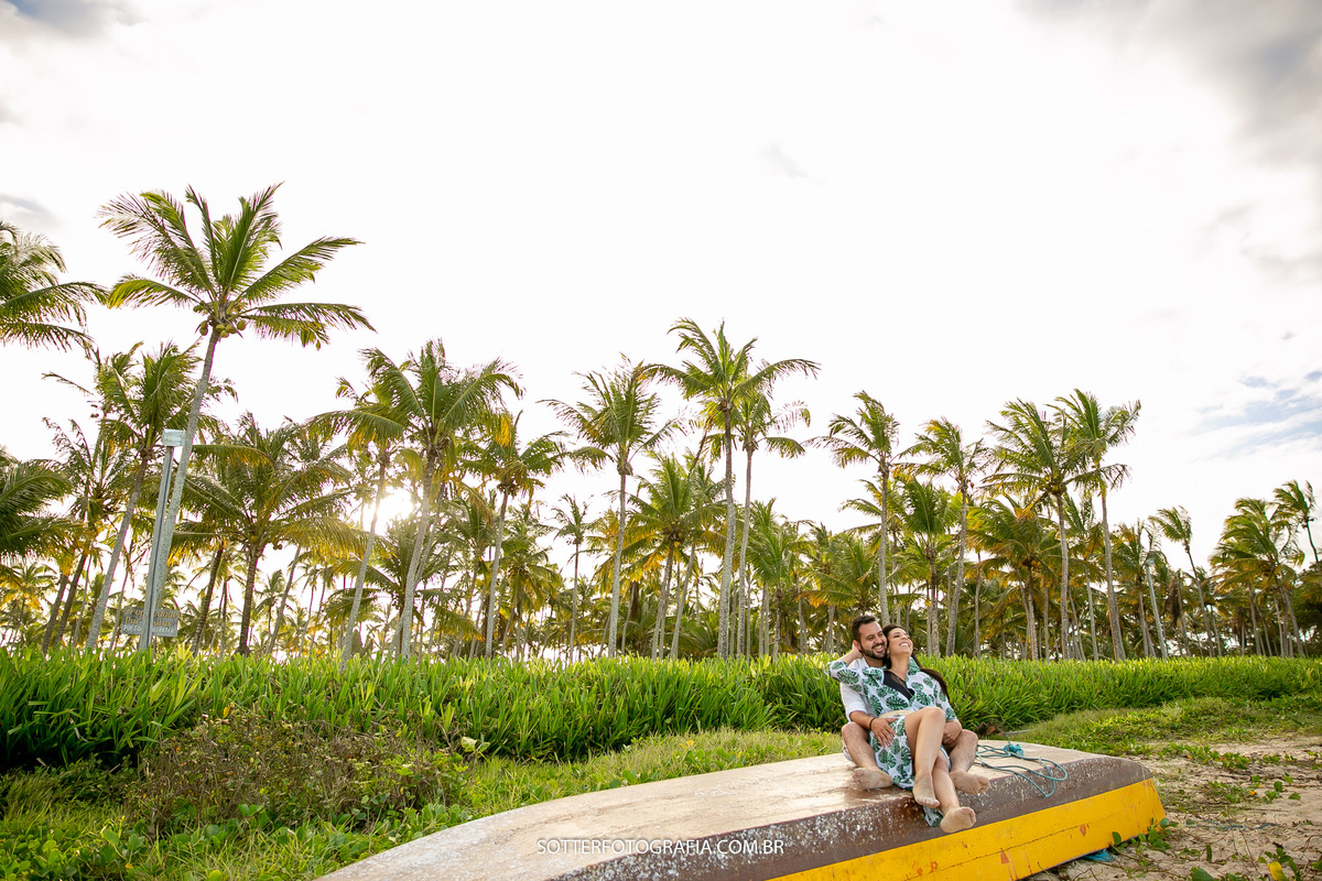 sotter fotografia fotografo de casamento em trancoso e arraial dajuda realizando ensaio save the date na praia casal feliz dias antes do wedding