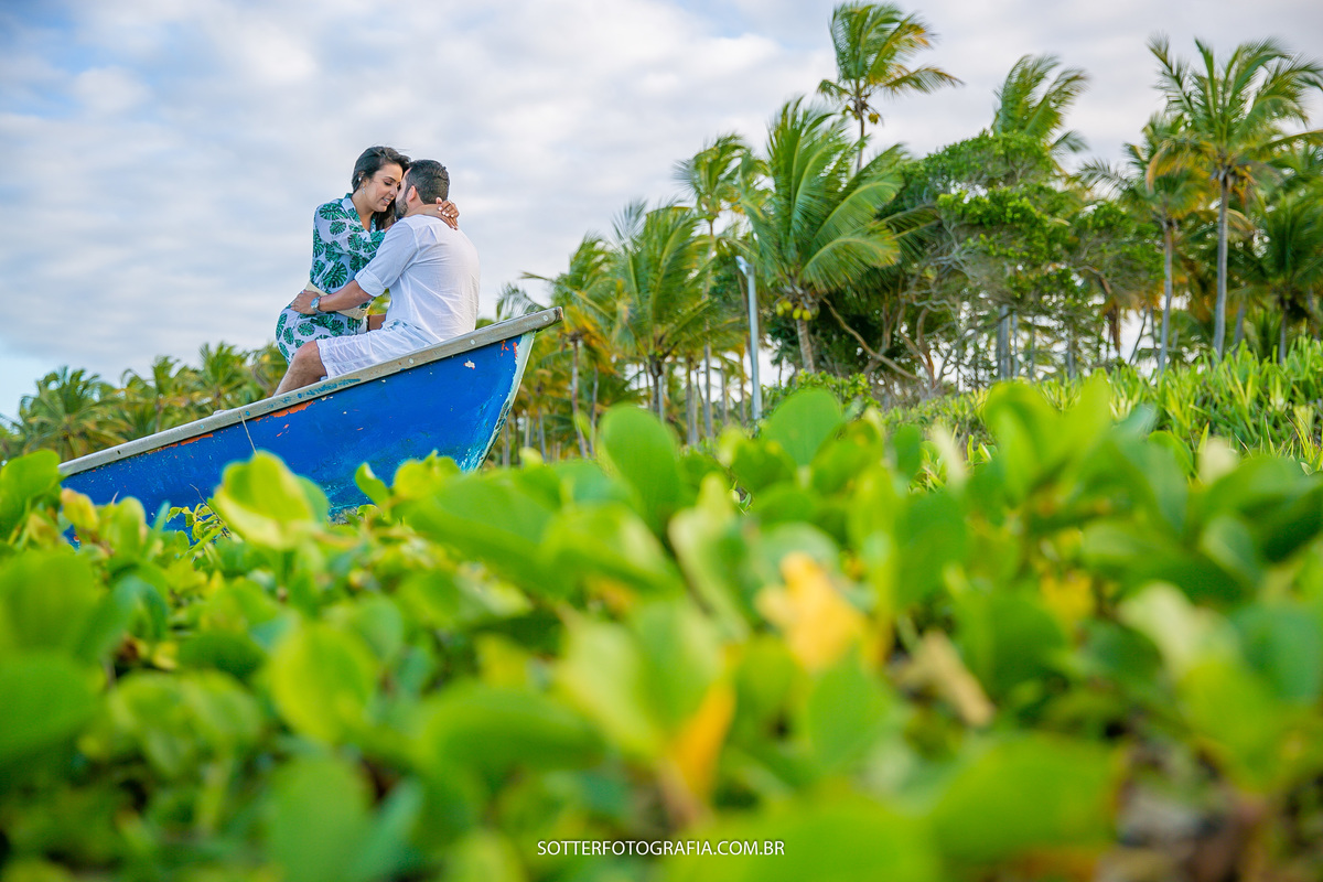 sotter fotografia fotografo de casamento em trancoso e arraial dajuda realizando ensaio save the date na praia casal feliz dias antes do wedding