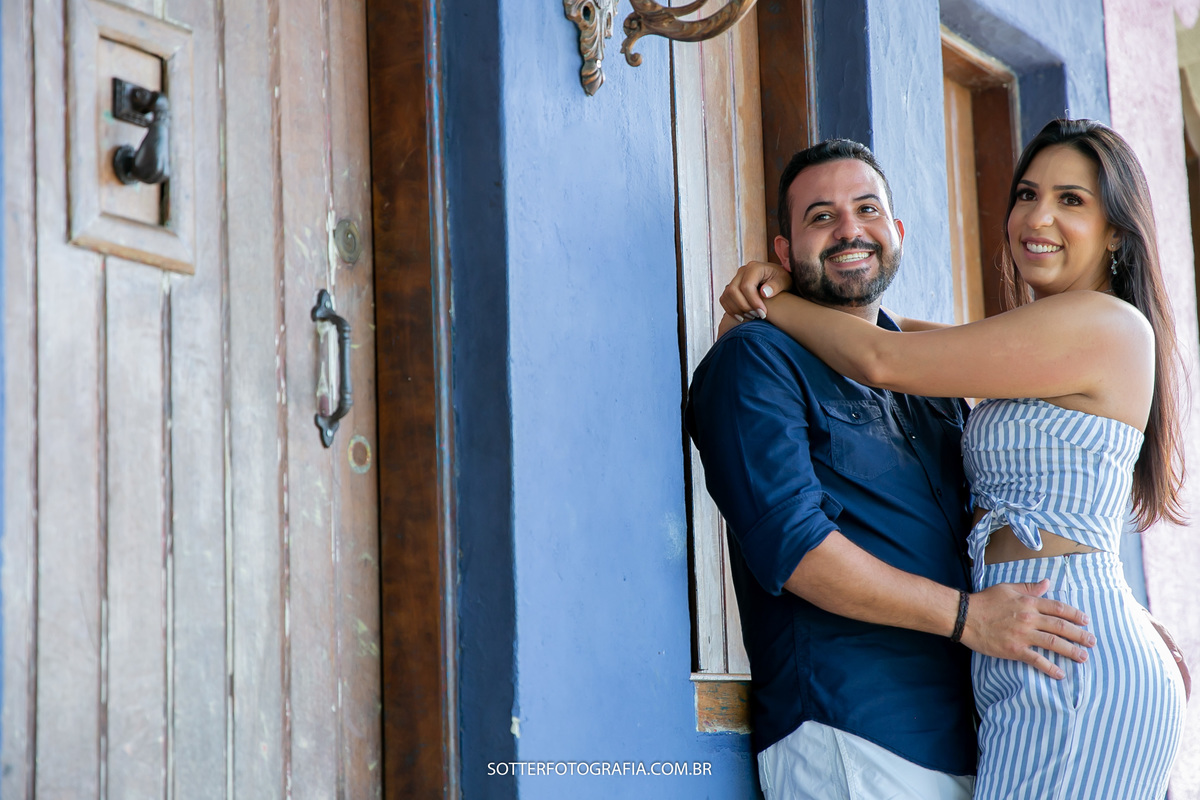 sotter fotografia fotografo de casamento em trancoso e arraial dajuda realizando ensaio save the date na praia casal feliz dias antes do wedding
