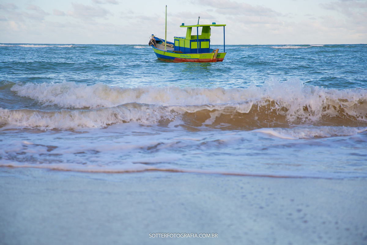 sotter fotografia fotografo de casamento em trancoso e arraial dajuda realizando ensaio save the date na praia casal feliz dias antes do wedding