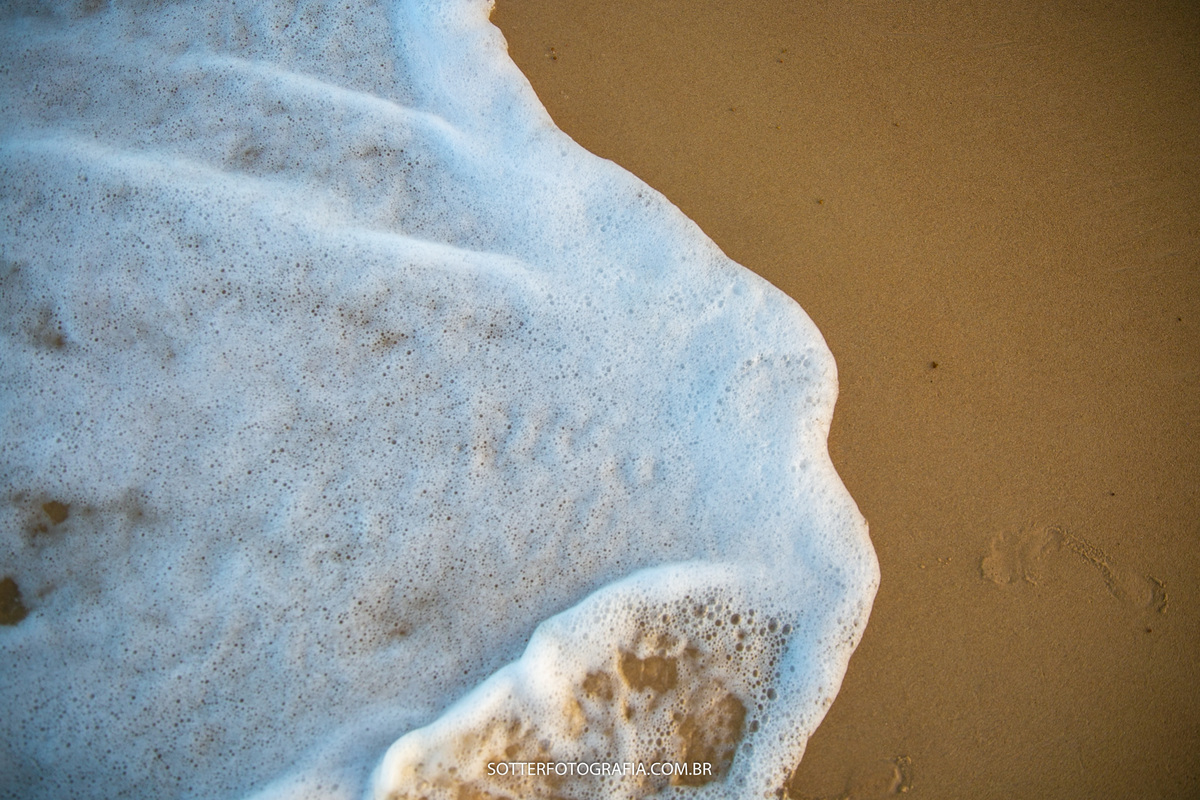 sotter fotografia fotografo de casamento em trancoso e arraial dajuda realizando ensaio save the date na praia casal feliz dias antes do wedding