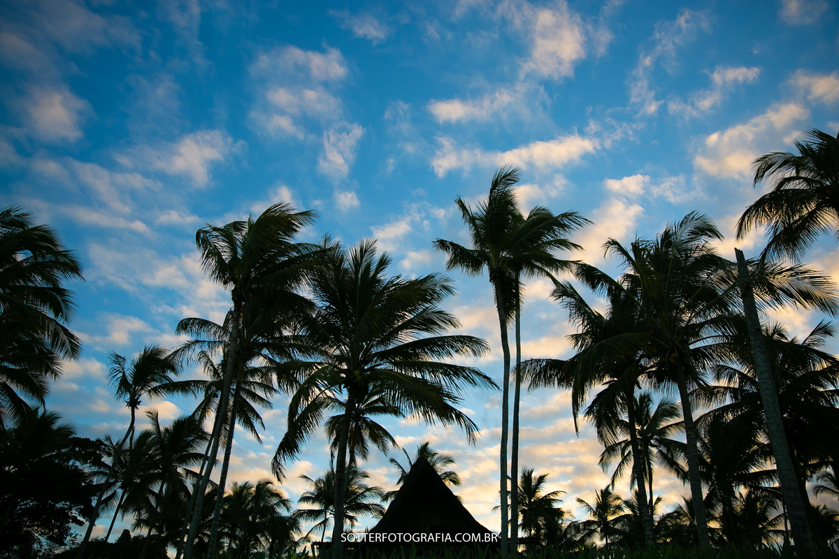 sotter fotografia fotografo de casamento em trancoso e arraial dajuda realizando ensaio save the date na praia casal feliz dias antes do wedding