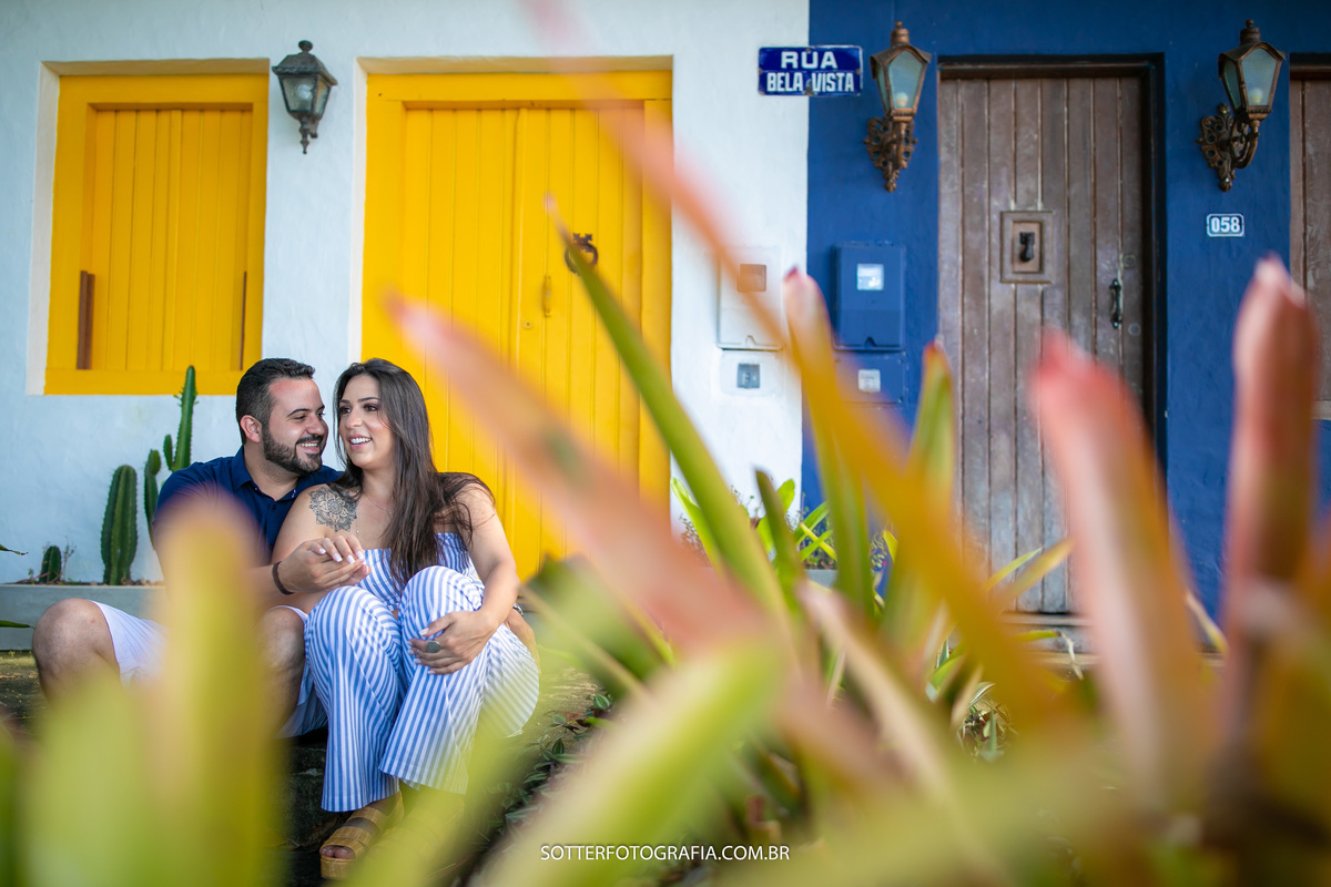 sotter fotografia fotografo de casamento em trancoso e arraial dajuda realizando ensaio save the date na praia casal feliz dias antes do wedding