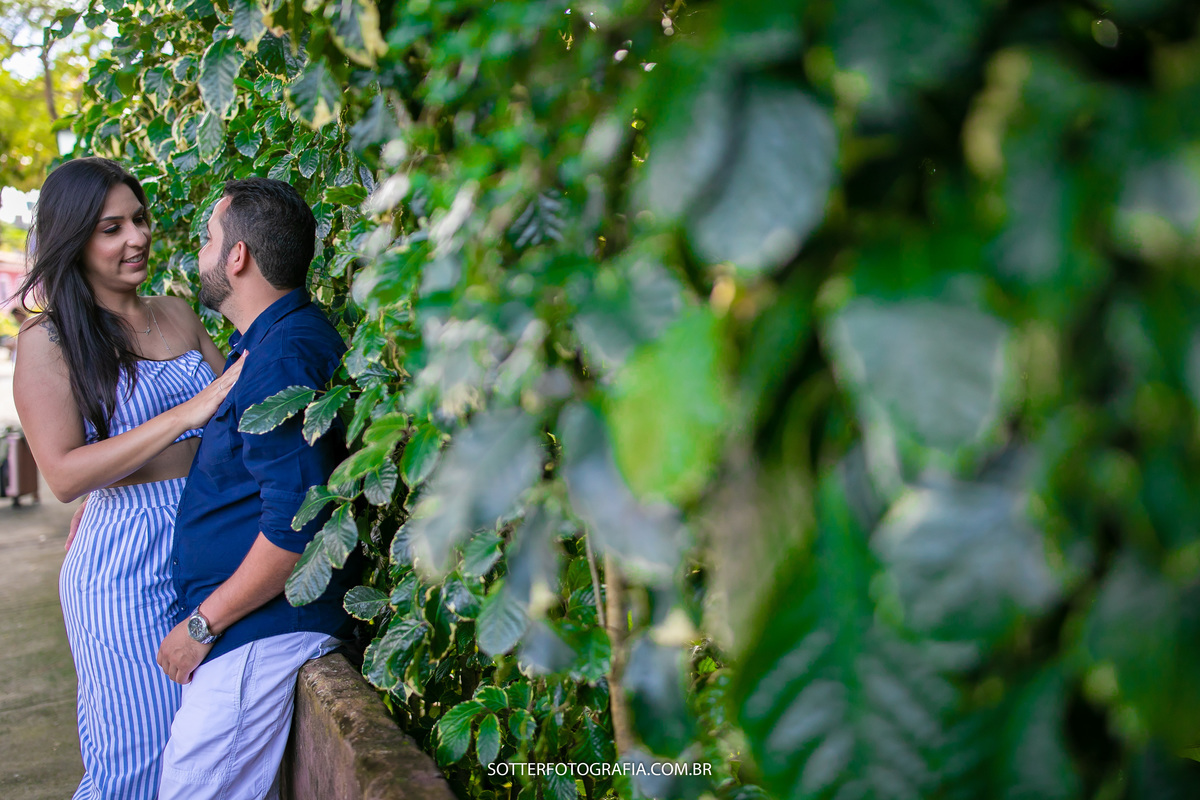 sotter fotografia fotografo de casamento em trancoso e arraial dajuda realizando ensaio save the date na praia casal feliz dias antes do wedding