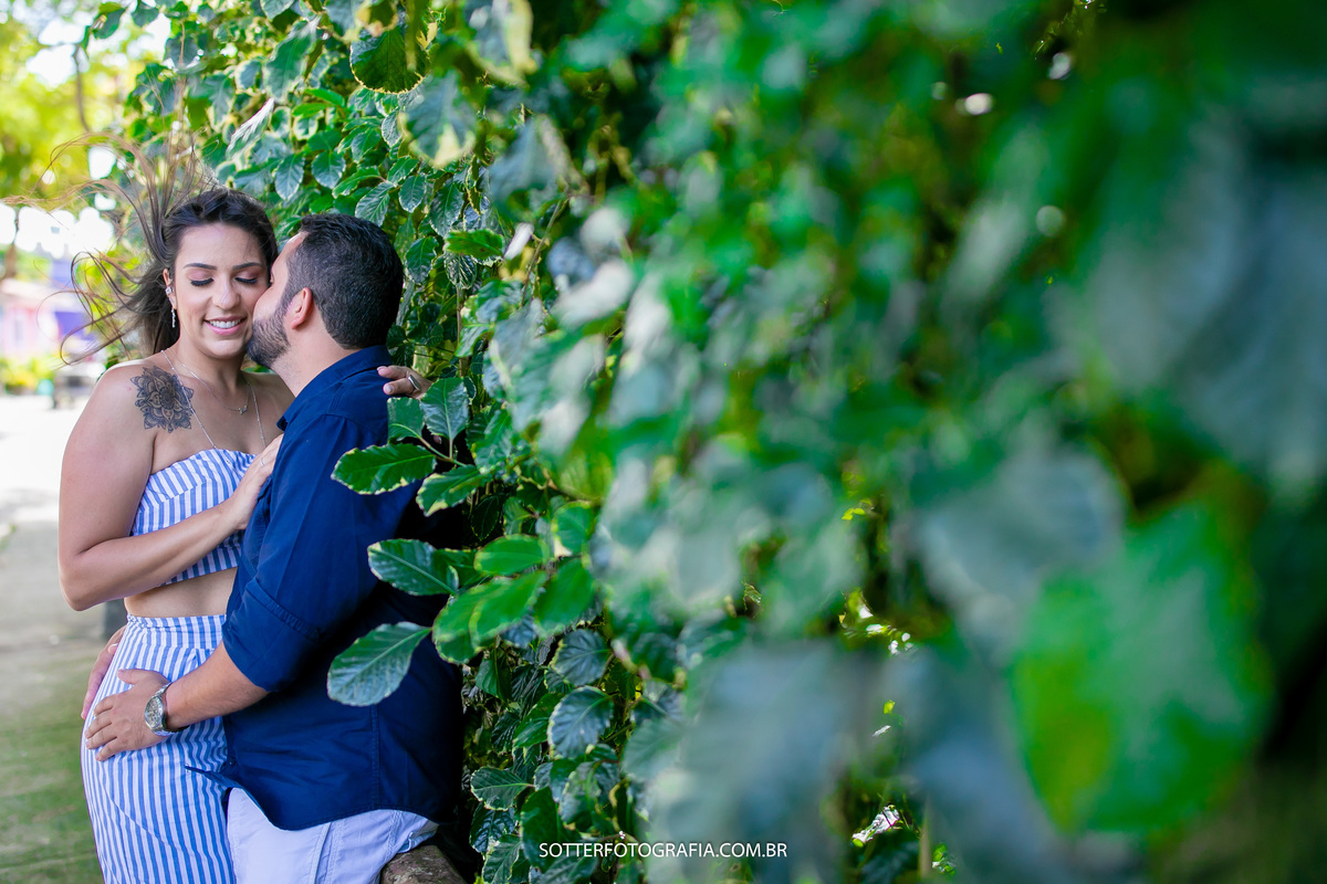sotter fotografia fotografo de casamento em trancoso e arraial dajuda realizando ensaio save the date na praia casal feliz dias antes do wedding