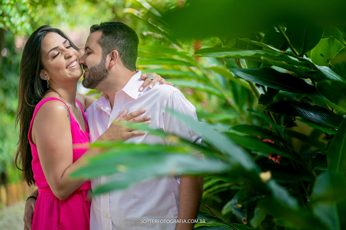 sotter fotografia fotografo de casamento em trancoso e arraial dajuda realizando ensaio save the date na praia casal feliz dias antes do wedding