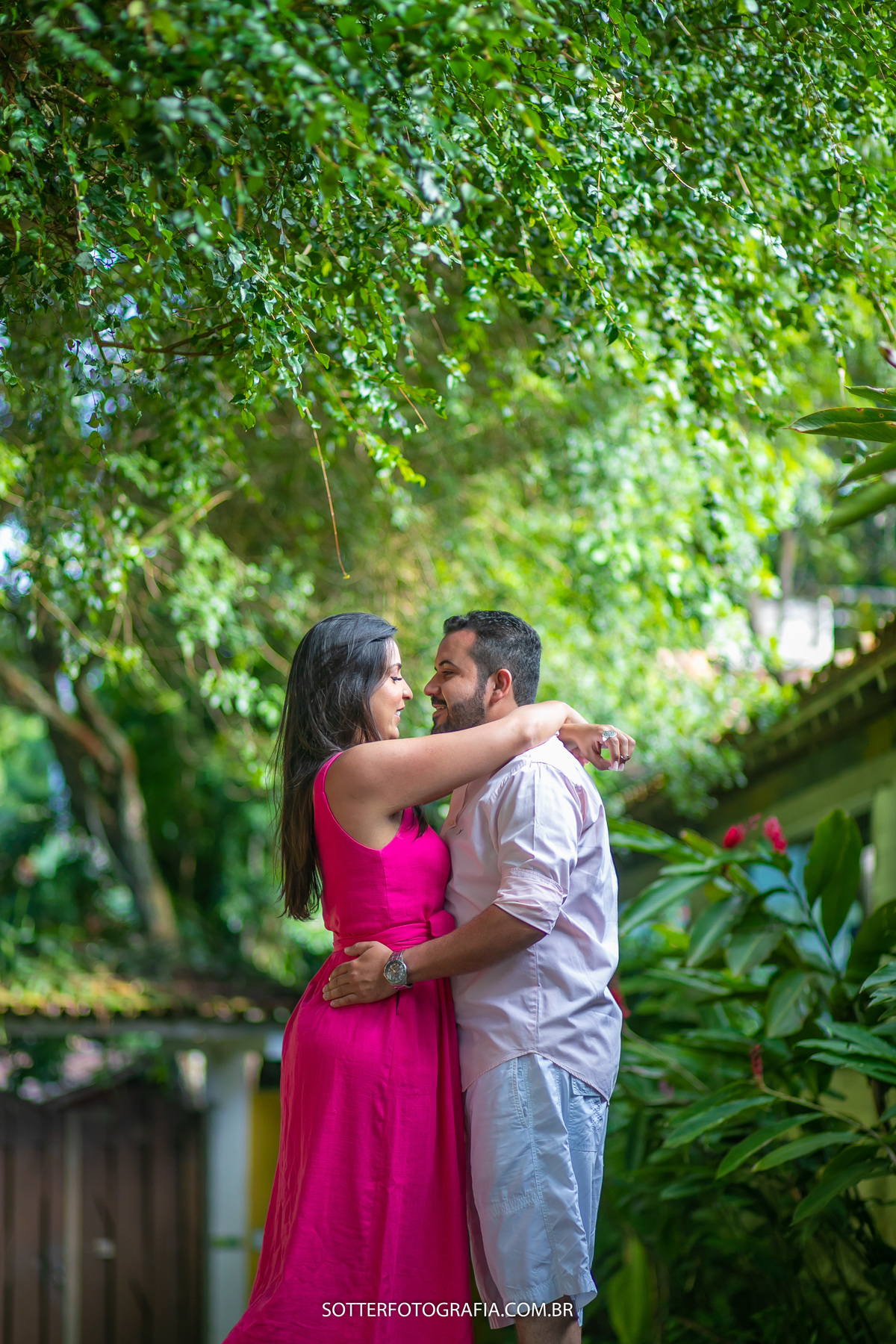 sotter fotografia fotografo de casamento em trancoso e arraial dajuda realizando ensaio save the date na praia casal feliz dias antes do wedding