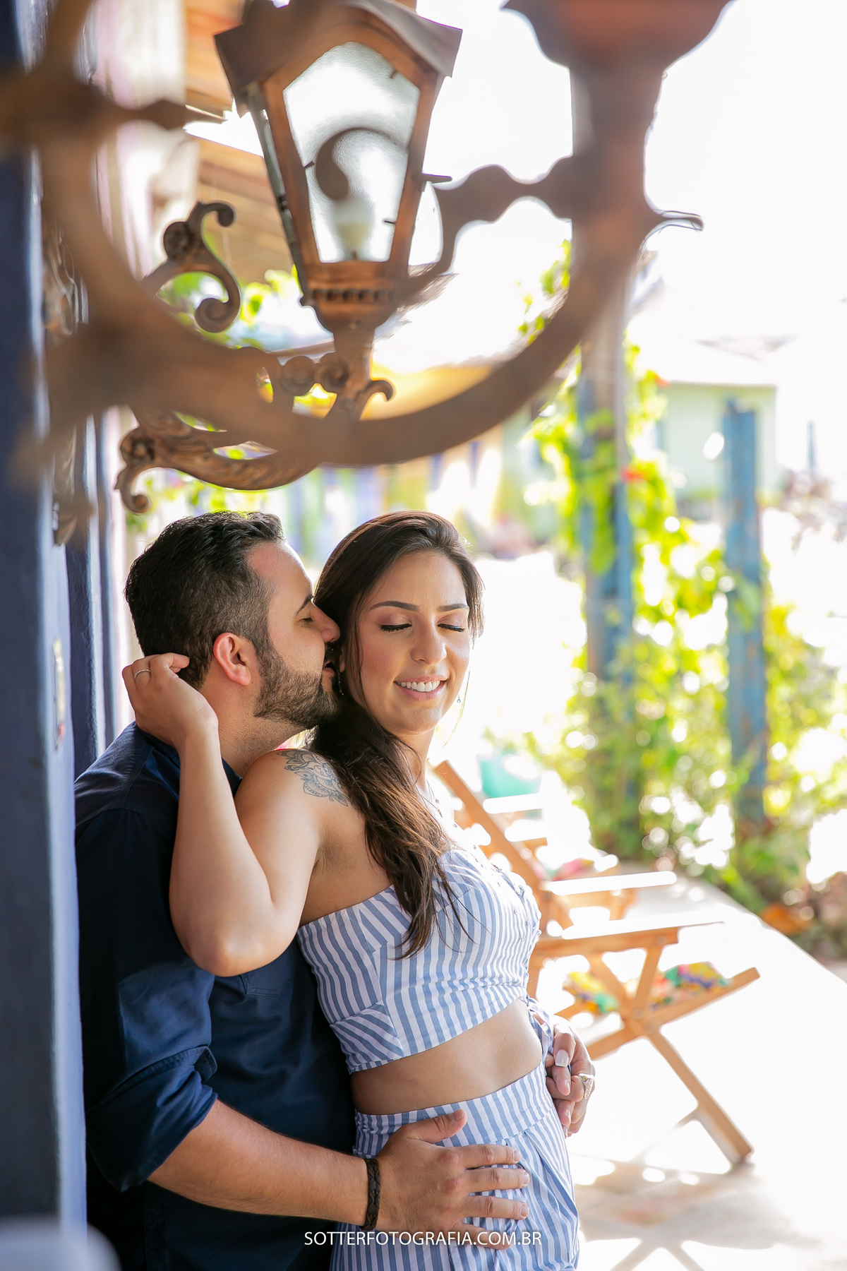 sotter fotografia fotografo de casamento em trancoso e arraial dajuda realizando ensaio save the date na praia casal feliz dias antes do wedding