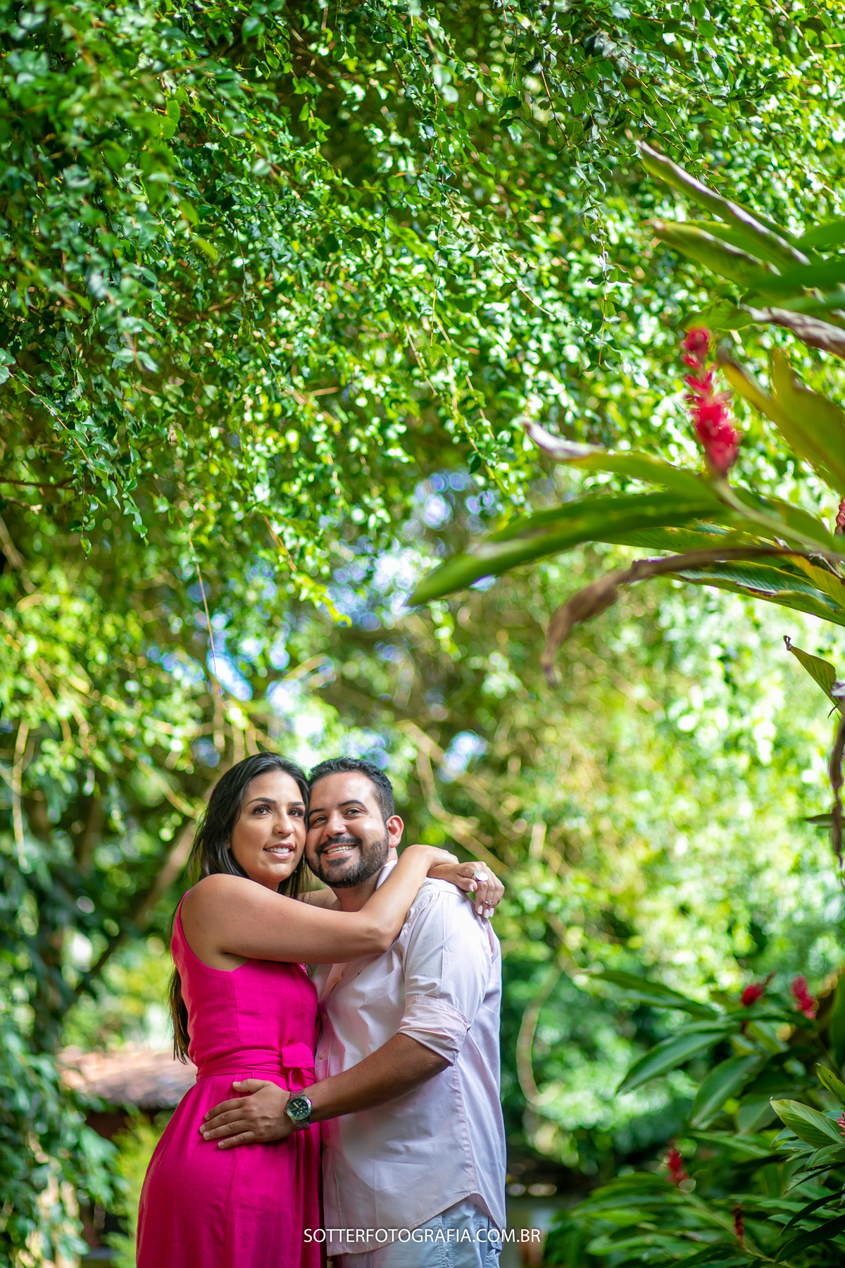 sotter fotografia fotografo de casamento em trancoso e arraial dajuda realizando ensaio save the date na praia casal feliz dias antes do wedding