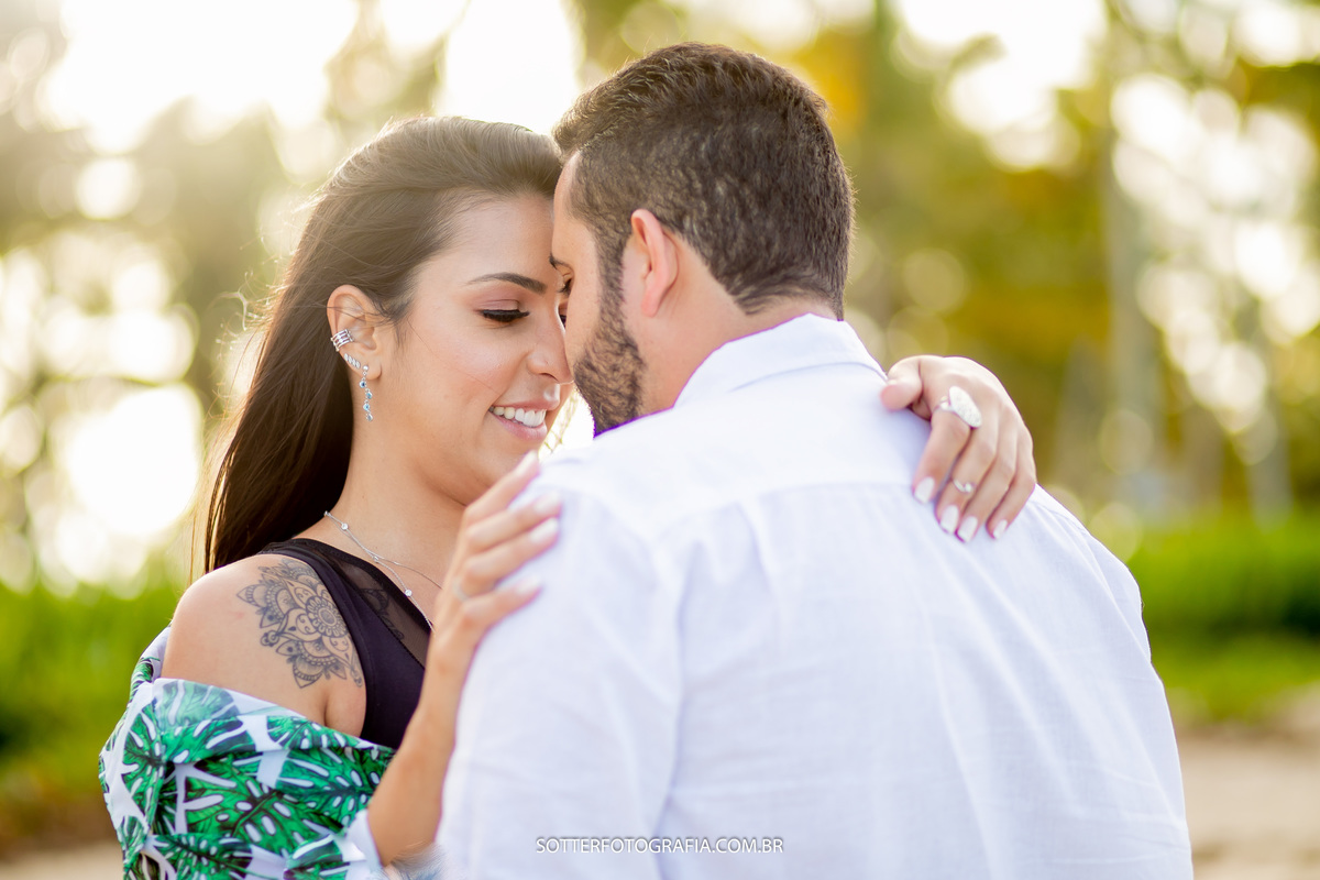 sotter fotografia fotografo de casamento em trancoso e arraial dajuda realizando ensaio save the date na praia casal feliz dias antes do wedding