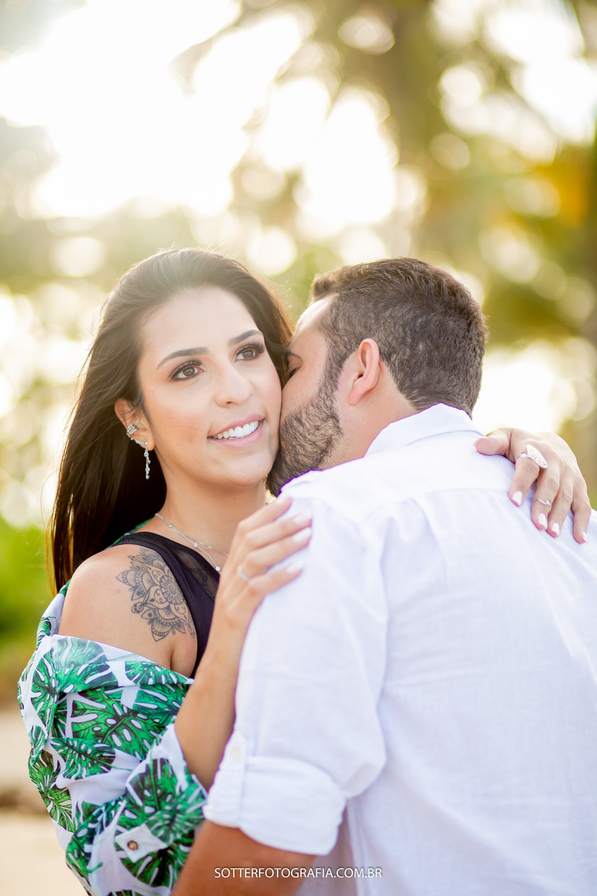 sotter fotografia fotografo de casamento em trancoso e arraial dajuda realizando ensaio save the date na praia casal feliz dias antes do wedding