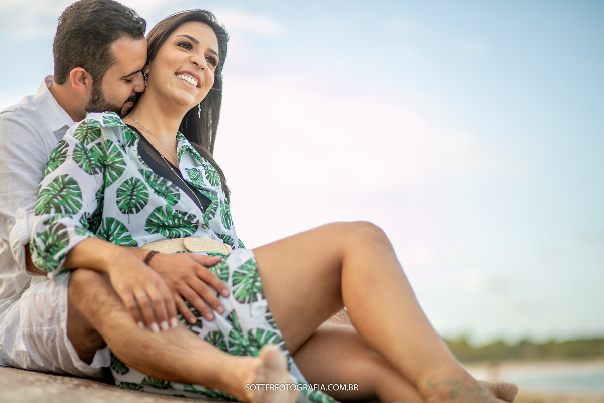 sotter fotografia fotografo de casamento em trancoso e arraial dajuda realizando ensaio save the date na praia casal feliz dias antes do wedding