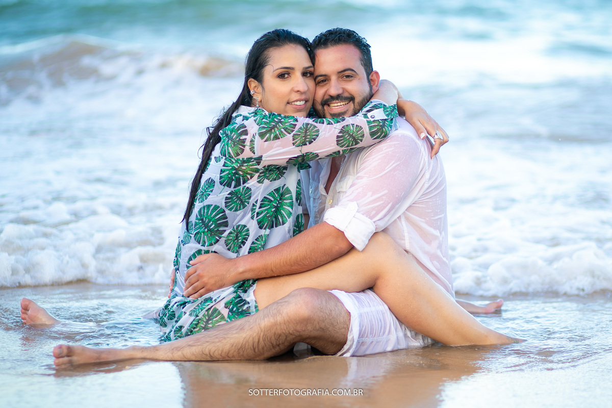 sotter fotografia fotografo de casamento em trancoso e arraial dajuda realizando ensaio save the date na praia casal feliz dias antes do wedding