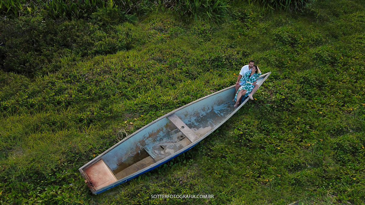 sotter fotografia fotografo de casamento em trancoso e arraial dajuda realizando ensaio save the date na praia casal feliz dias antes do wedding