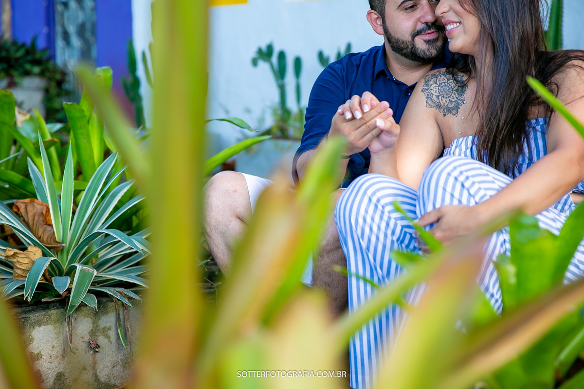 sotter fotografia fotografo de casamento em trancoso e arraial dajuda realizando ensaio save the date na praia casal feliz dias antes do wedding