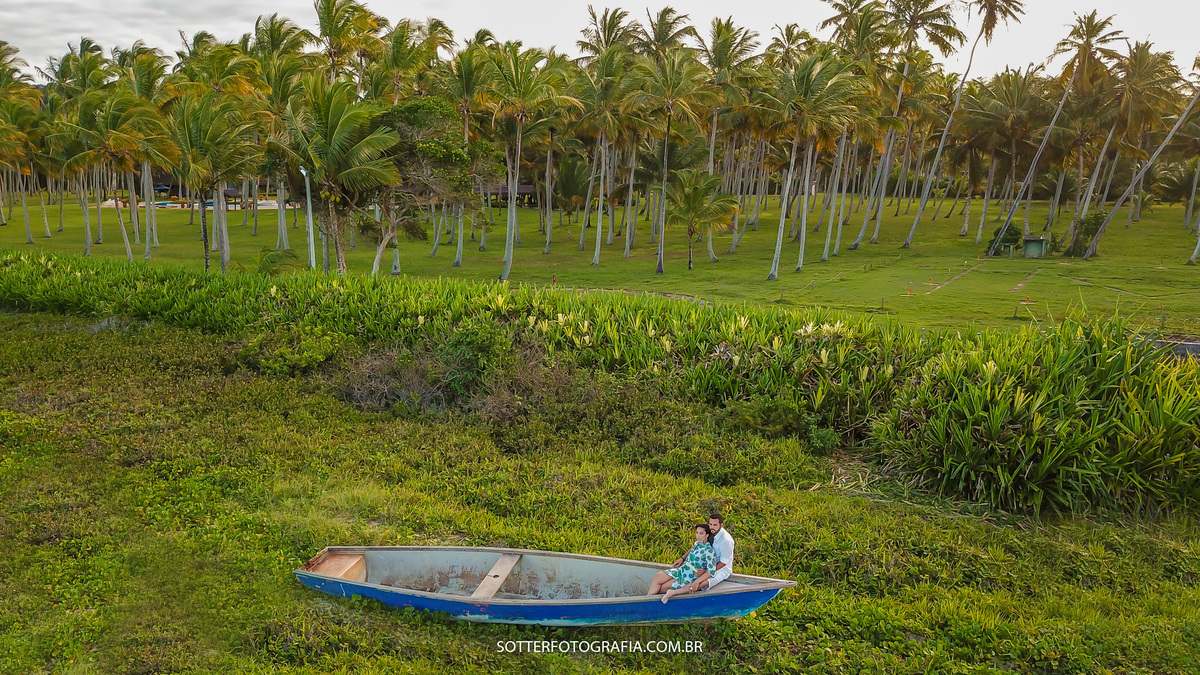 sotter fotografia fotografo de casamento em trancoso e arraial dajuda realizando ensaio save the date na praia casal feliz dias antes do wedding