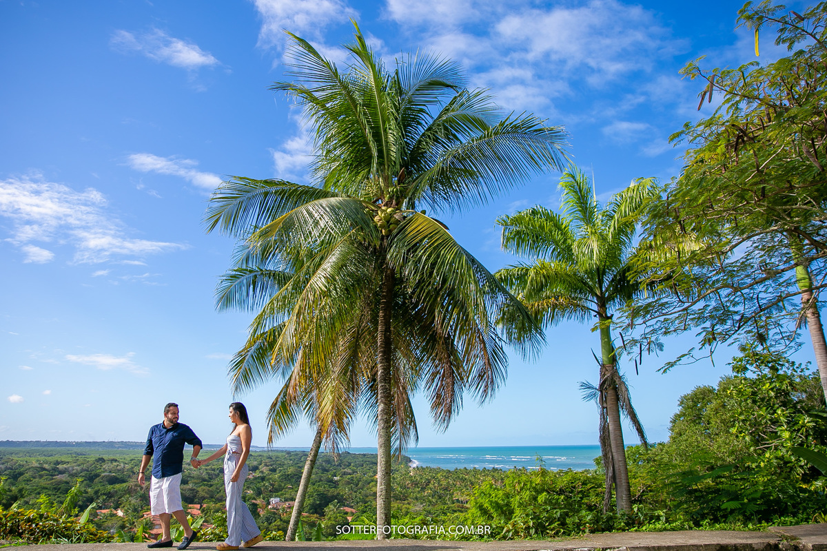 sotter fotografia fotografo de casamento em trancoso e arraial dajuda realizando ensaio save the date na praia casal feliz dias antes do wedding