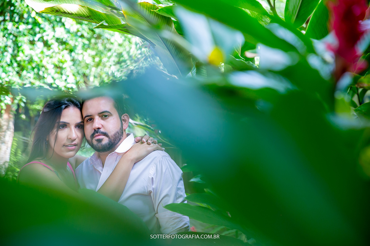 sotter fotografia fotografo de casamento em trancoso e arraial dajuda realizando ensaio save the date na praia casal feliz dias antes do wedding