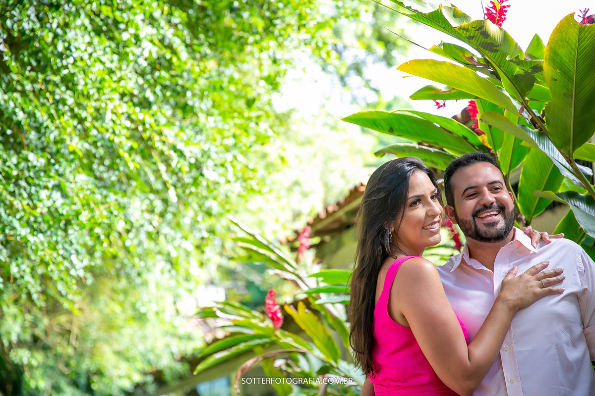 sotter fotografia fotografo de casamento em trancoso e arraial dajuda realizando ensaio save the date na praia casal feliz dias antes do wedding