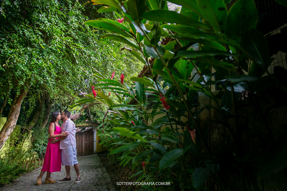 sotter fotografia fotografo de casamento em trancoso e arraial dajuda realizando ensaio save the date na praia casal feliz dias antes do wedding