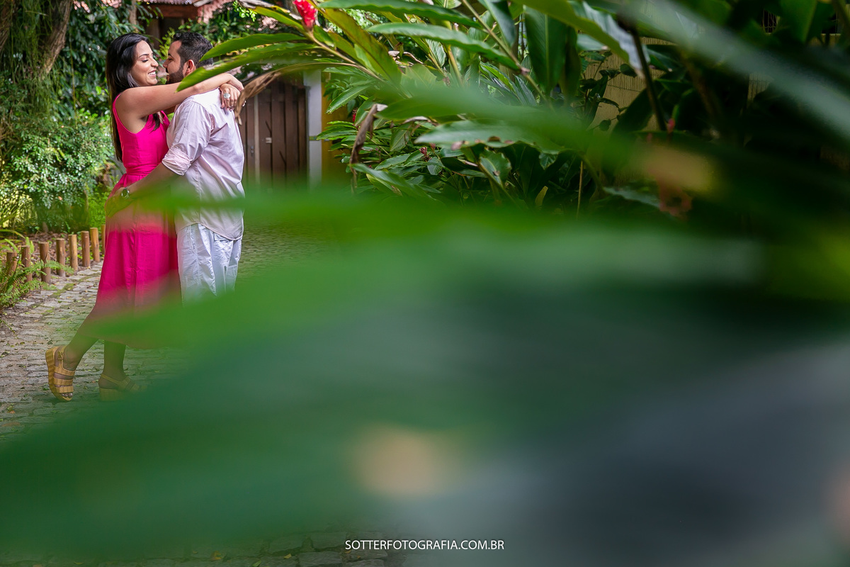 sotter fotografia fotografo de casamento em trancoso e arraial dajuda realizando ensaio save the date na praia casal feliz dias antes do wedding