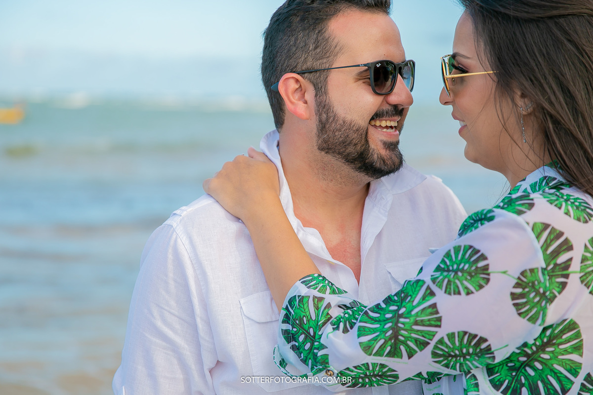 sotter fotografia fotografo de casamento em trancoso e arraial dajuda realizando ensaio save the date na praia casal feliz dias antes do wedding
