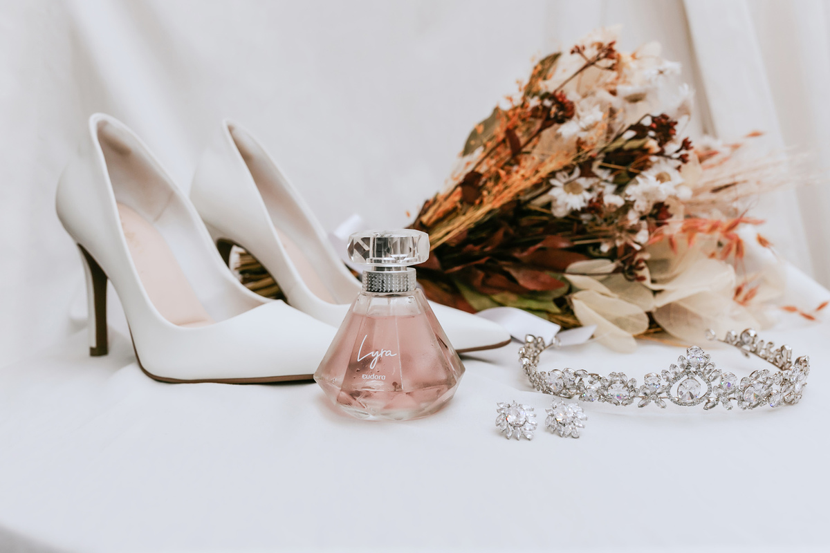 Detalhes que Fazem a Diferença. Os pequenos detalhes tornam o casamento inesquecível. Confira nossa galeria de fotos que destacam os toques especiais que fazem a diferença. #DetalhesDoCasamento #CasamentoPerfeito #PequenosDetalhesGrandesMomentos