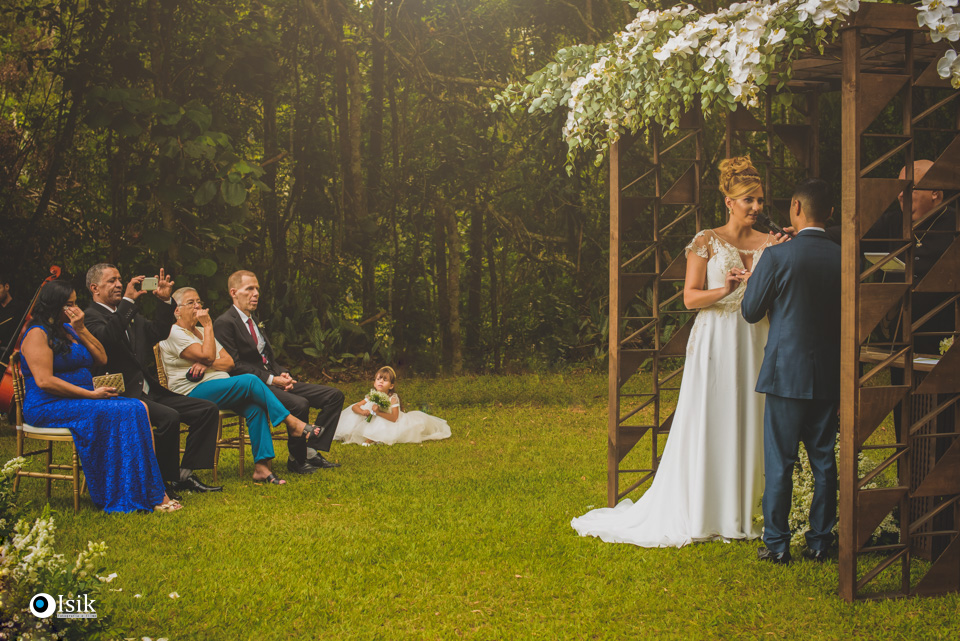 noivos trocando alianças