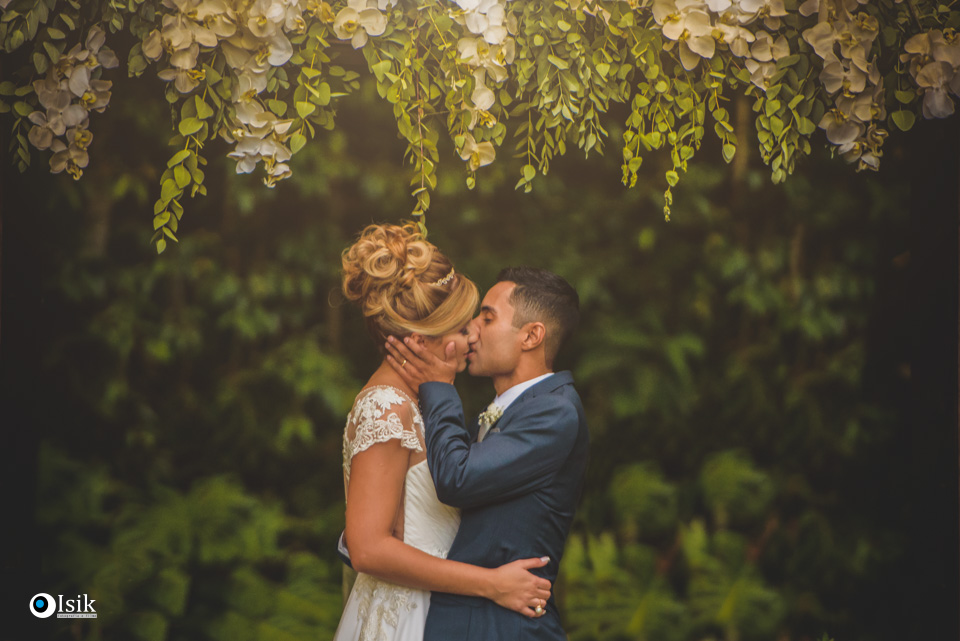 beijo dos noivos no altar