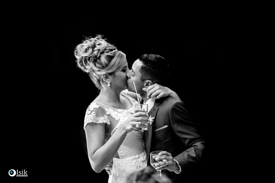 noivos felizes na pista de dança