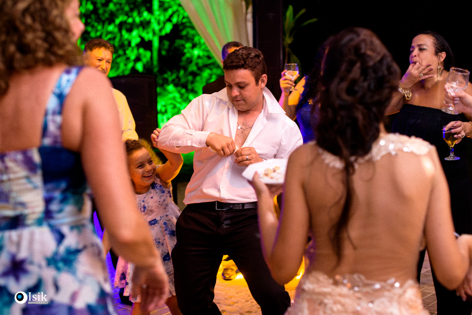 convidados na pista de dança casamento