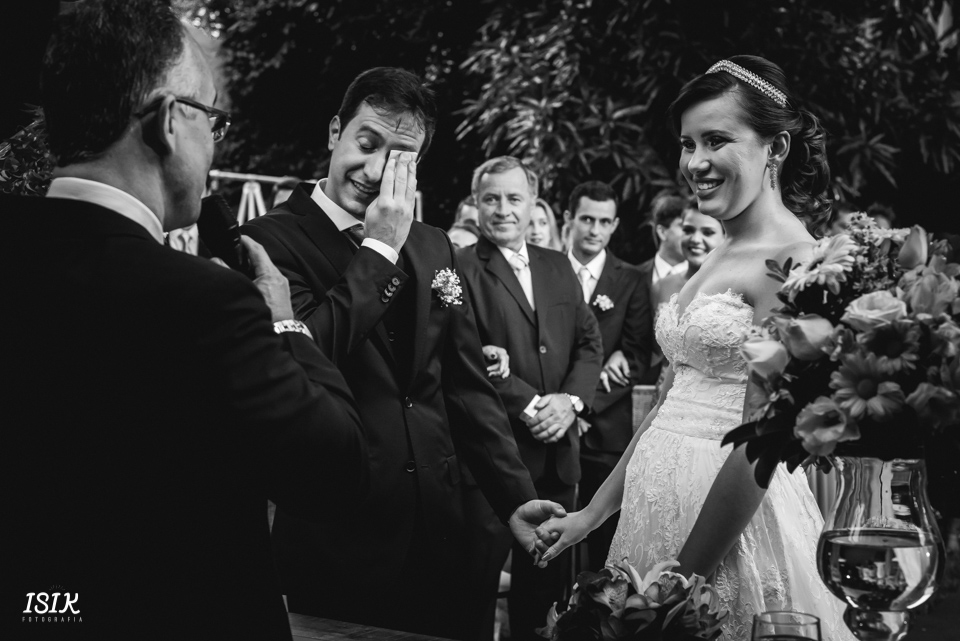 noivos no altar no dia co casamento